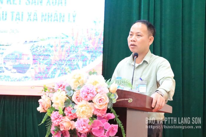 Lãnh đạo UBND xã Nhân Lý báo cáo hiện trạng và tiềm năng phát triển cây ớt trên địa bàn xã