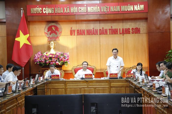 Đồng chí Đinh Hữu Học, Ủy viên Ban Thường vụ Tỉnh ủy, Phó Chủ tịch Thường trực UBND tỉnh phát biểu tại cuộc họp