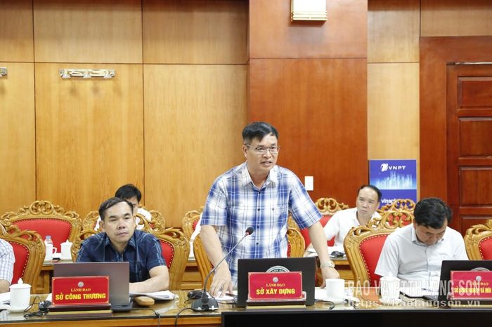 Lãnh đạo Sở Xây dựng phát biểu tại cuộc họp