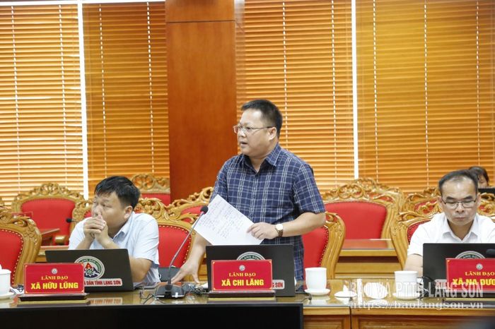 Lãnh đạo UBND xã Chi Lăng báo cáo tại cuộc họp