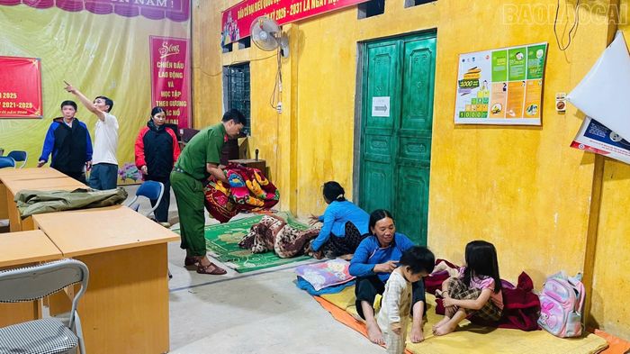 Công an xã Mường Khương bố trí nơi ở tạm thời, bảo đảm an toàn cho các hộ dân sau khi di dời khỏi khu vực nguy hiểm.
