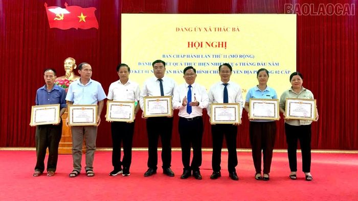 Trao tặng giấy khen cho các tập thể, cá nhân có thành tích xuất sắc.