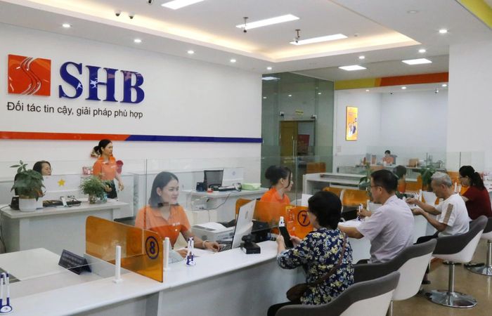 Khách hàng thực hiện giao dịch tài chính tại ngân hàng.