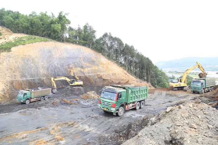 Việc huy động đồng bộ máy móc, thiết bị góp phần đẩy nhanh tiến độ thi công các công trình giao thông trên địa bàn tỉnh.