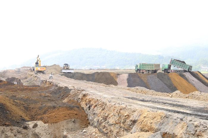 Nhà thầu huy động máy móc, thiết bị thi công dự án giao thông trên địa bàn tỉnh.