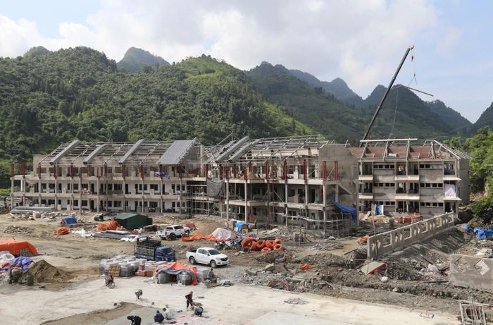 Công nhân thi công hạng mục cầu thuộc dự án đầu tư công.