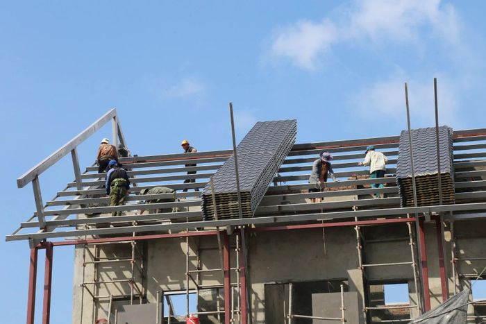 Nguồn vốn đầu tư công góp phần đẩy nhanh tiến độ xây dựng các công trình trường học.