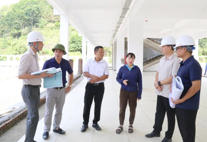 Cán bộ kiểm tra hồ sơ thanh toán, bảo đảm đúng quy định về quản lý vốn đầu tư công.