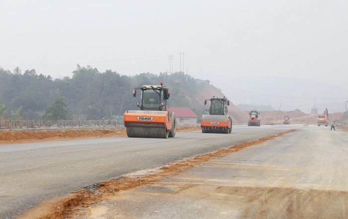 Các đơn vị thi công tập trung nhân lực, thiết bị đẩy nhanh tiến độ các công trình giao thông trọng điểm trên địa bàn tỉnh.