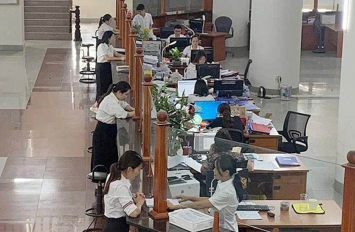 Khách hàng thực hiện giao dịch tại Kho bạc Nhà nước Khu vực IX.