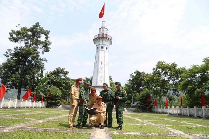 Trước giờ xuất phát, lực lượng cảnh sát giao thông và bộ đội biên phòng trao đổi thông tin, thống nhất phương án phối hợp tuần tra.