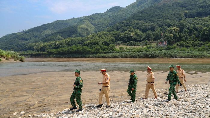 Hai lực lượng phối hợp tuần tra, kiểm soát tại khu vực thôn Lũng Pô, xã A Mú Sung.