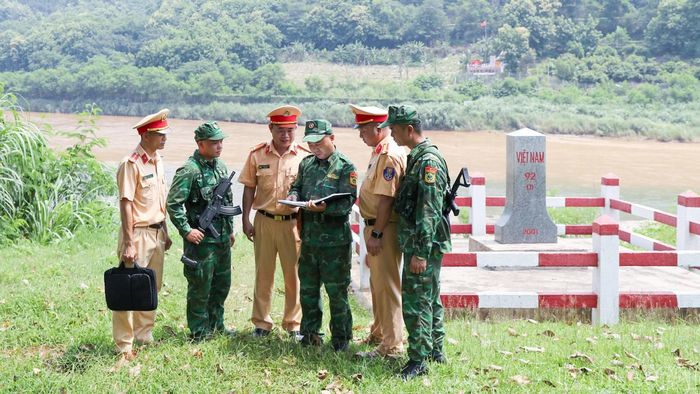 Hoạt động phối hợp giữa lực lượng cảnh sát giao thông và bộ đội biên phòng góp phần bảo đảm an ninh, trật tự, an toàn giao thông đường thủy và bảo vệ vững chắc chủ quyền, an ninh biên giới quốc gia, giữ bình yên trên tuyến sông biên giới.