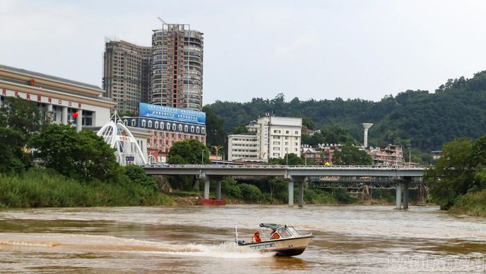 Phương tiện chở lực lượng làm nhiệm vụ ngược dòng sông Hồng, hướng về khu vực biên giới thuộc xã A Mú Sung.