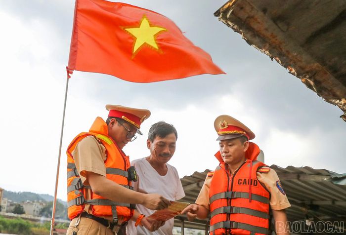 Cán bộ Đội Cảnh sát đường thủy số 1 kiểm tra, tuyên truyền, phổ biến cho chủ phương tiện các quy định của pháp luật về giao thông đường thủy nội địa.