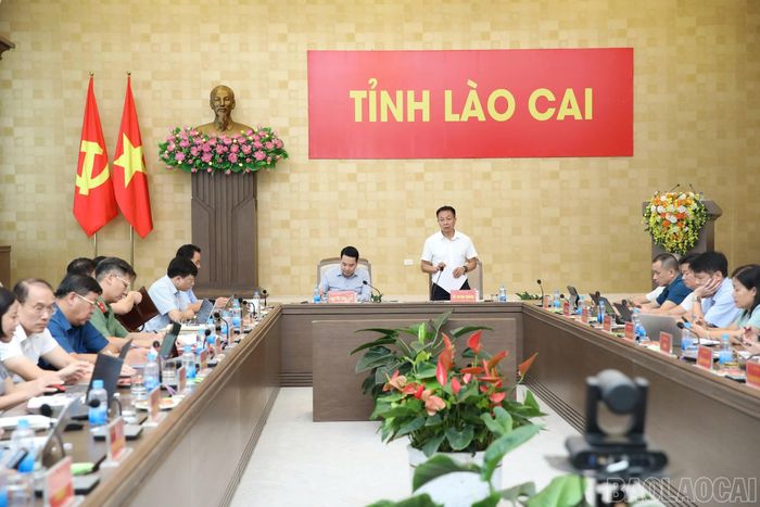 Đồng chí Vũ Quỳnh Khánh - Ủy viên Ban Thường vụ Tỉnh ủy, Phó Chủ tịch Thường trực HĐND tỉnh phát biểu tại phiên họp.