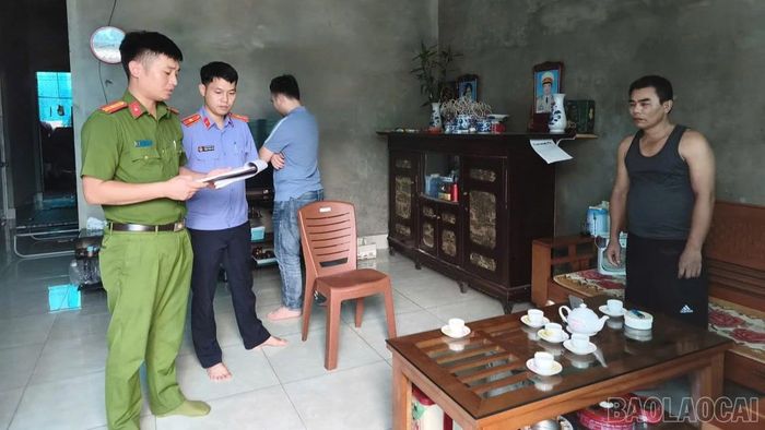 Phòng Cảnh sát điều tra tội phạm về ma túy Công an tỉnh Lào Cai phối hợp các đơn vị chức năng thi hành lệnh khám xét đối với Trần Đình Đức tại thôn Thiên Đức, xã Nhân Thắng, tỉnh Bắc Ninh.