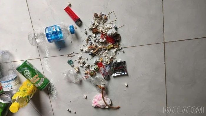 Tang vật lực lượng Công an thu giữ tại nơi ở của Trần Đình Đức gồm 0,99 gam heroin và 01 điện thoại di động.