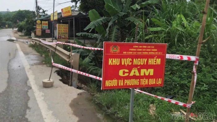 Cơ quan chức năng cảnh báo vị trí ngập úng trên tuyến Quốc lộ 32C, gần cổng Khu công nghiệp Minh Quân.