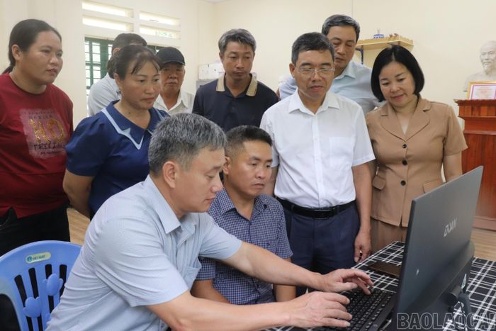 Ngay trong ngày khai trương, nhiều người dân đã đến phòng truy cập internet để nghe hướng dẫn sử dụng dịch vụ công trực tuyến.
