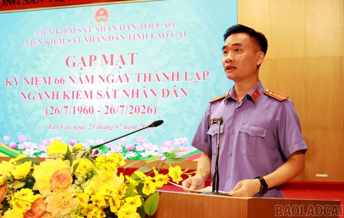 Các thế hệ cán bộ Viện Kiểm sát nhân dân tỉnh Lào Cai tham gia ý kiến tại buổi gặp mặt.