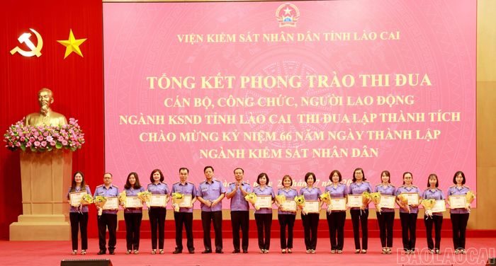 Các tập thể, cá nhân nhận quyết định khen thưởng của Viện Kiểm sát nhân dân hai cấp tỉnh Lào Cai.