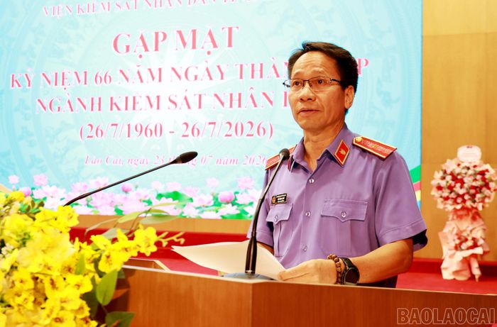 Đồng chí Đỗ Đình Chữ - Ủy viên Ban Chấp hành Đảng bộ tỉnh, Viện trưởng Viện Kiểm sát nhân dân tỉnh Lào Cai phát biểu tại buổi gặp mặt.