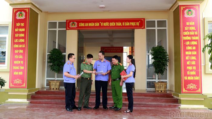 Viện Kiểm sát nhân dân khu vực 9, tỉnh Lào Cai phối hợp với Công an xã Bắc Hà triển khai các hoạt động nghiệp vụ.