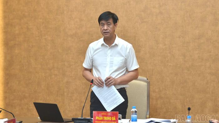 Đồng chí Phan Trung Bá - Phó Chủ tịch UBND tỉnh đề nghị các sở, ngành, địa phương đẩy nhanh tiến độ giải ngân nguồn vốn theo kế hoạch.
