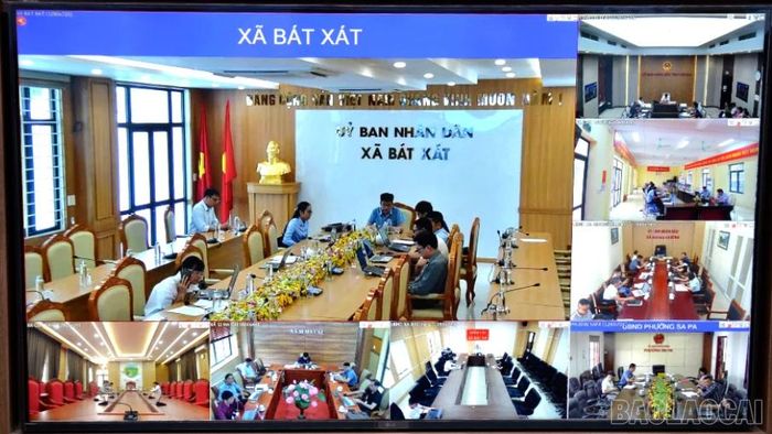 Cuộc họp được tổ chức trực tuyến đến điểm cầu 99 xã, phường trên địa bàn tỉnh.