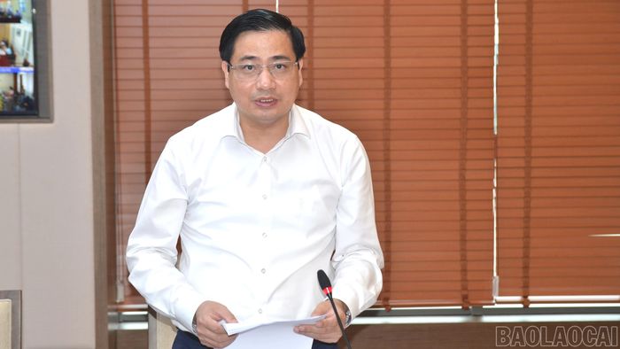 Lãnh đạo Sở Tài chính báo cáo tóm tắt tiến độ giải ngân nguồn vốn.