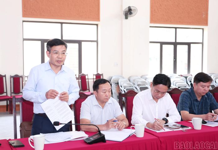 Lãnh đạo xã Tả Van nêu một số kiến nghị với Phó Bí thư Tỉnh ủy Nguyễn Thế Phước.