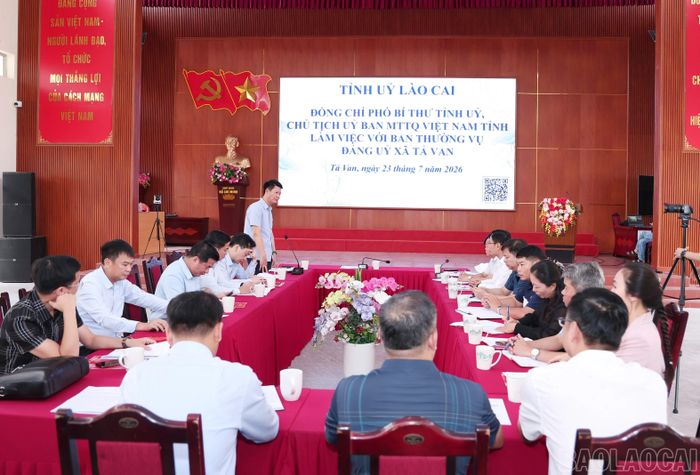 Quang cảnh buổi làm việc với xã Tả Van.