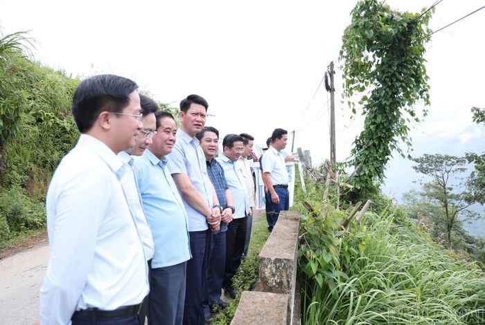 Phó Bí thư Tỉnh ủy Nguyễn Thế Phước kiểm tra, khảo sát vị trí, phương án tổ chức không gian, kiến trúc cảnh quan khu trung tâm mới của xã Bản Hồ.