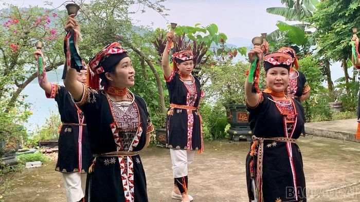 Điệu múa "Âm vang núi rừng" đã trở thành "món ăn" tinh thần không thể thiếu đối với du khách khi đến với địa phương.