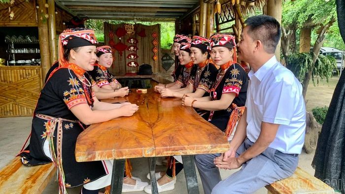 Lãnh đạo Phòng Văn hóa - Xã hội xã Thác Bà tham gia sinh hoạt với Đội Văn nghệ thôn Ngòi Tu.