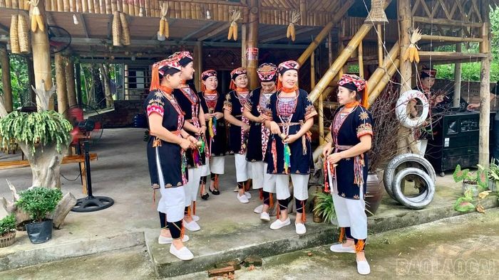 Được tham gia biểu diễn điệu múa "Âm vang núi rừng" là niềm vinh dự, tự hào đối với các cô gái người Dao.
