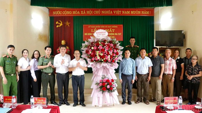 Lãnh đạo Công an tỉnh và xã Quy Mông tặng hoa chúc mừng ra mắt mô hình “Giáo họ Đại Thắng không ma túy”.