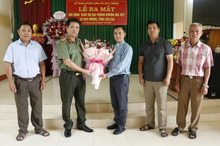 Đại diện công an tỉnh Lào Cai tặng hoa chúc mừng.