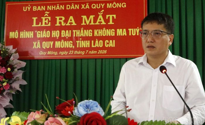 Đồng chí Vũ Quốc Long - Phó Chủ tịch UBND xã Quy Mông phát biểu giao nhiệm vụ cho Giáo họ Đại Thắng trong việc xây dựng, nhân rộng mô hình tự quản về đảm bảo an ninh trật tự.