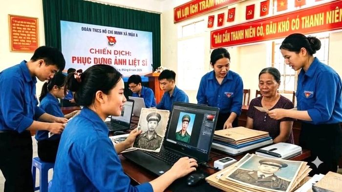 Đoàn viên, thanh niên xã Mậu A tiếp nhận, phục dựng ảnh liệt sĩ.