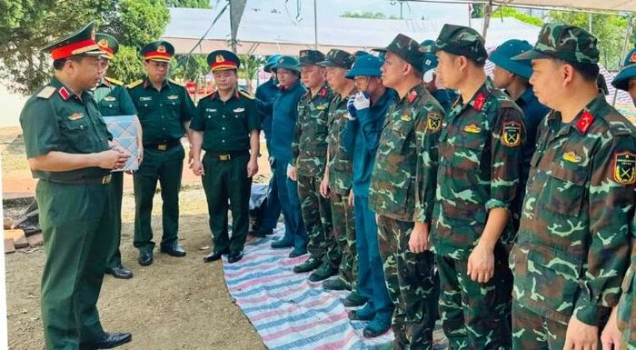 Thiếu tướng Nguyễn Ngọc Ngân, Phó Chủ nhiệm Chính trị Quân khu động viên lực lượng lấy mẫu, xác định danh tính HCLS tại Nghĩa trang liệt sĩ xã Tu Vũ, tỉnh Phú Thọ.