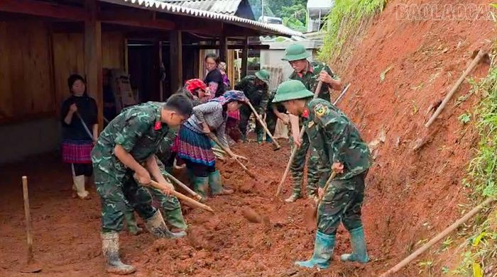 Cán bộ, chiến sĩ Trung đoàn 121 cùng người dân khắc phục hậu quả thiên tai, thể hiện tinh thần đoàn kết quân - dân.