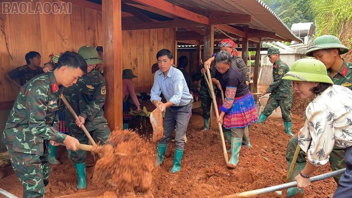 Lãnh đạo xã Lao Chải tham gia lao động, giúp đỡ các gia đình bị ảnh hưởng bởi thiên tai.