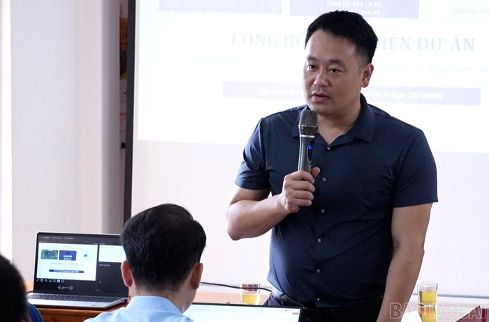 Đại diện Ban Quản lý dự án đầu tư xây dựng công trình giao thông tỉnh trình bày các nội dung liên quan đến dự án.