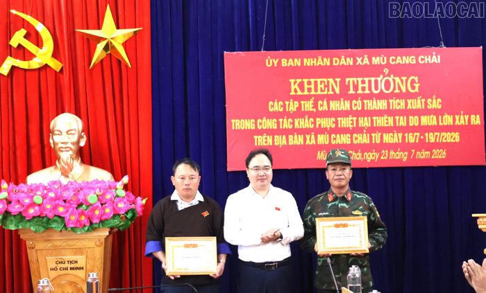 Lãnh đạo Đảng ủy và UBND xã Mù Cang Chải khen thưởng các tập thể, cá nhân có thành xuất sắc tham gia khắc phục thiên tai.