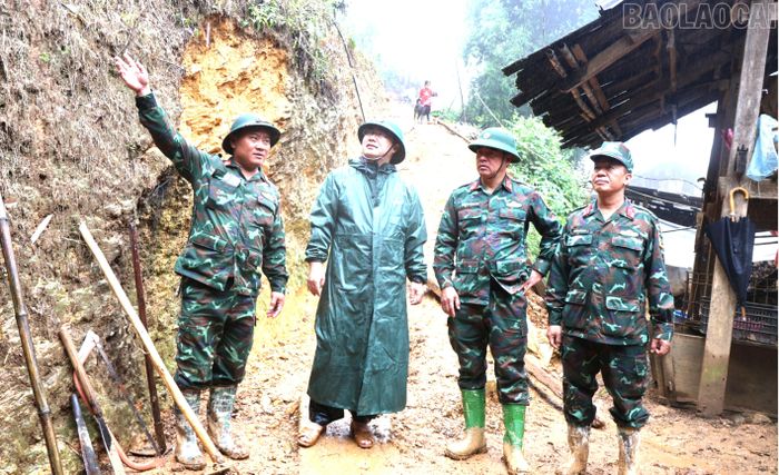 Lãnh đạo xã Mù Cang Chải cùng lực lượng quân đội kiểm tra công tác khắc phục bão lũ tại cơ sở.