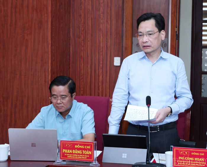 Đồng chí Phí Công Hoan - Giám đốc Sở Xây dựng phát biểu tại buổi làm việc.