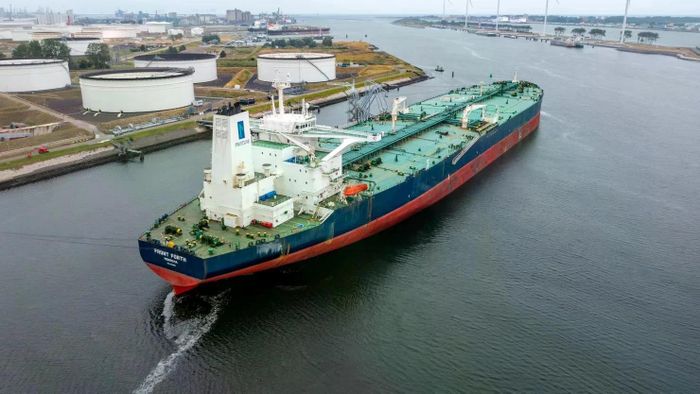 Tàu chở dầu cỡ lớn Mobassa B, trước đây mang tên Front Forth, tại Rotterdam, Hà Lan, ngày 18/8/2024. Bộ Quốc phòng Các Tiểu vương quốc Arab Thống nhất cho biết đây là một trong hai tàu bị tên lửa hành trình của Iran tấn công khi đi qua eo biển Hormuz. (Ảnh: Reuters)