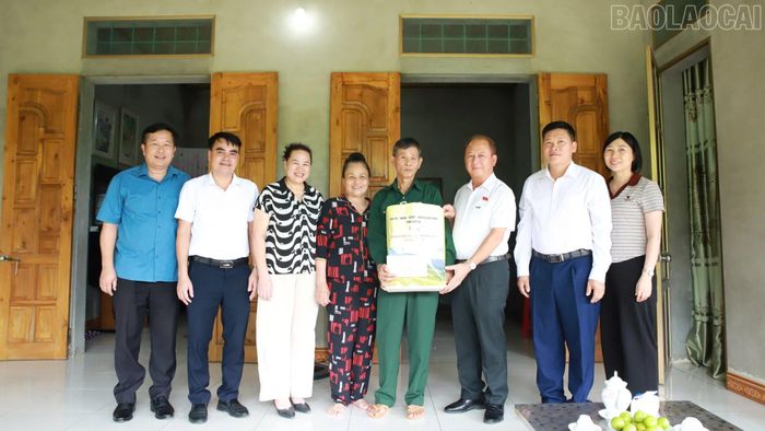 Đoàn đến thăm và tặng quà thương binh Vũ Huy Du tại Thôn 1 Vài Siêu.